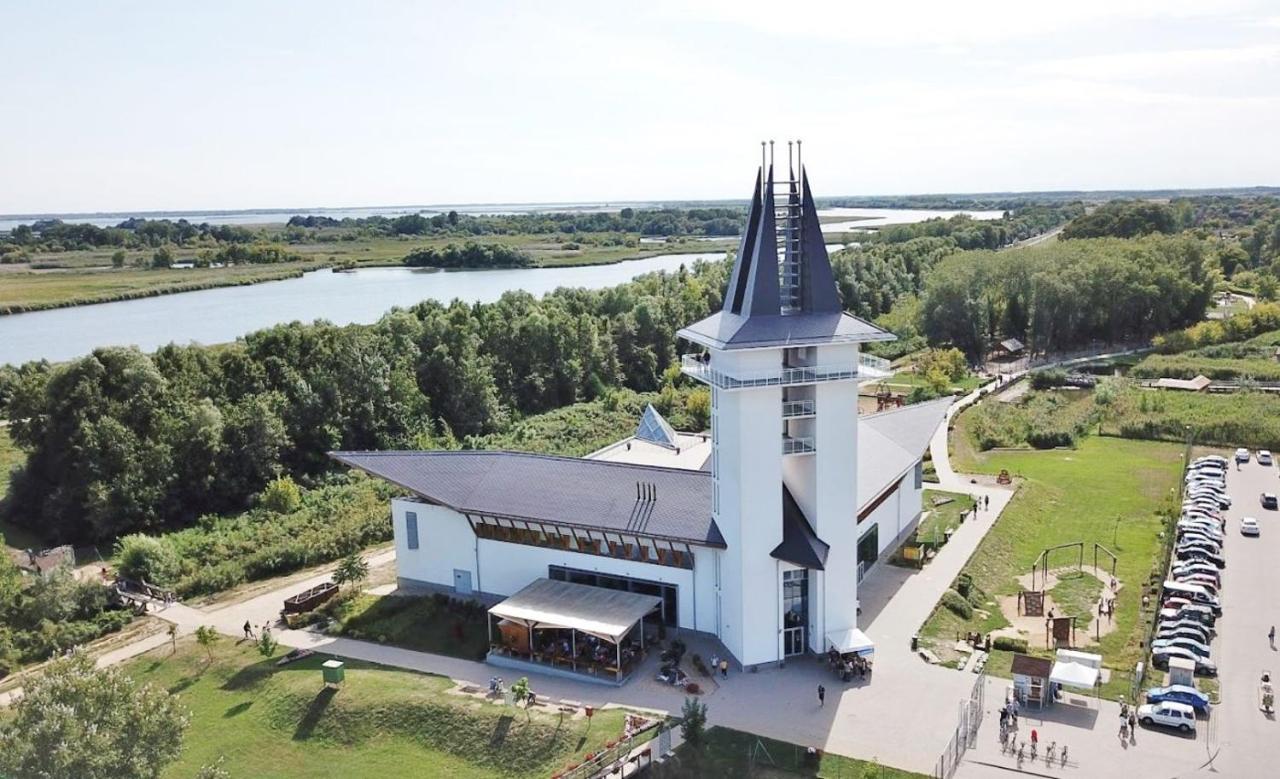 Готель Oerveny Vendeghaz Тісафюред Екстер'єр фото